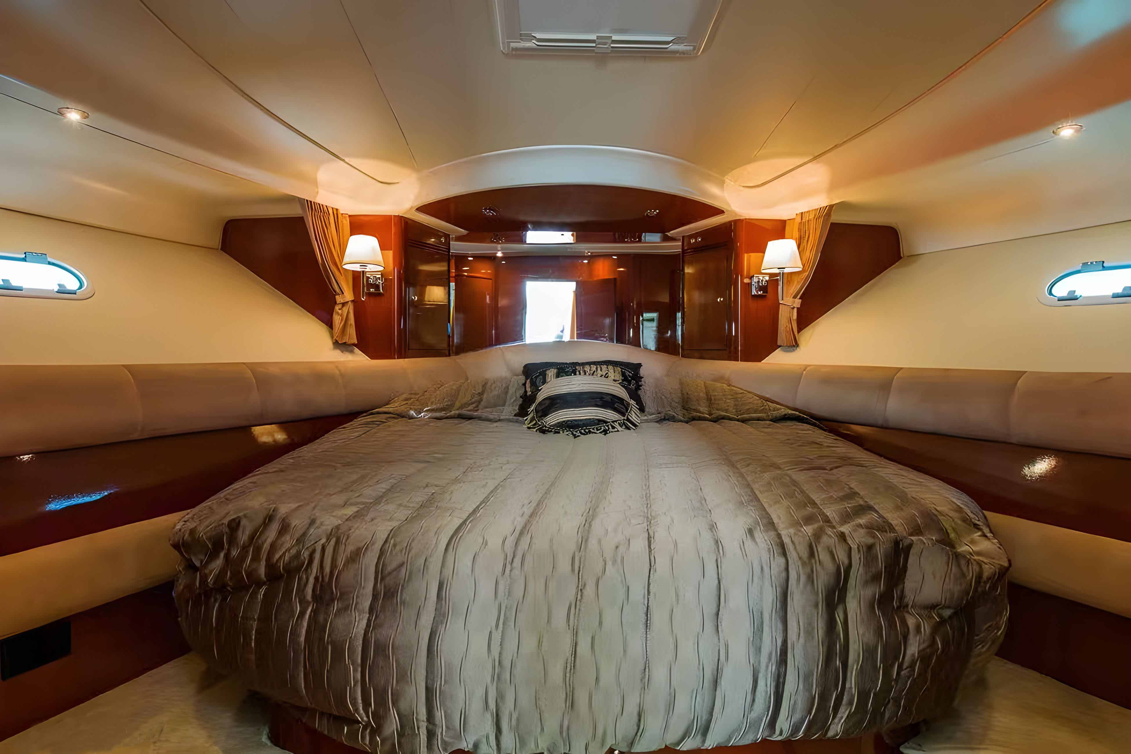 白钻石游艇卧室